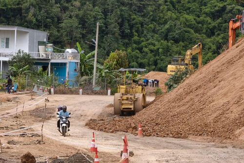 Cấm phương tiện qua đoạn sạt lở trên quốc lộ 28