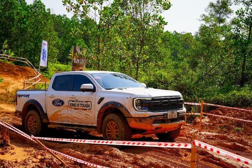 Đua xe địa hình VOC 2026 bắt đầu, khán giả lái thử off-road 4 mẫu Ford, Toyota