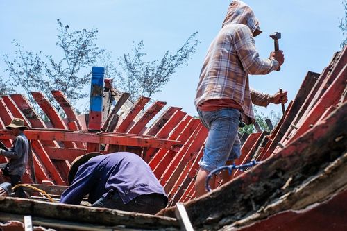 'Hồi sinh' xác tàu cũ, người thợ Hội An chế tác thành đồ nội thất độc bản