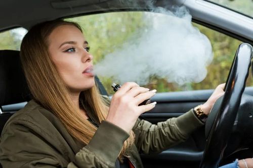 Hút thuốc lá điện tử tại Anh khi lái ô tô có thể bị phạt nặng không ngờ