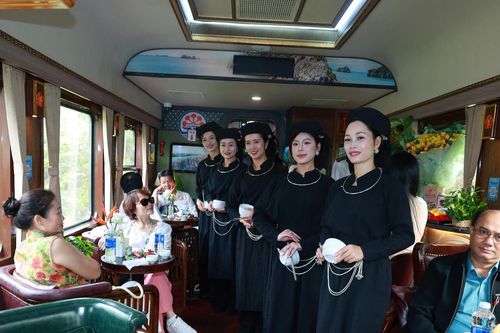 Chuyến tàu di sản đưa các nhà ngoại giao quốc tế khám phá xứ trà Thái Nguyên