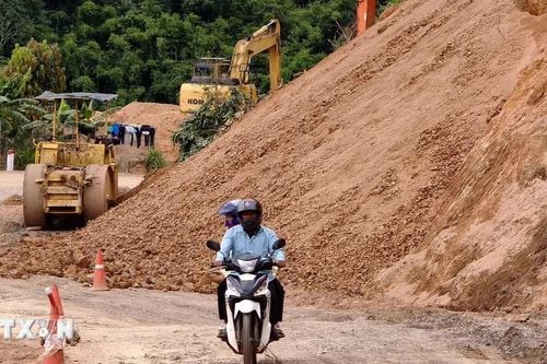 Lâm Đồng phân luồng, cấm đường qua điểm sụt lún trên Quốc lộ 28