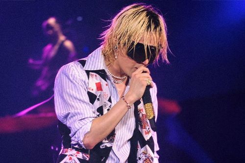 G-Dragon bất ngờ quỳ gối cầu hôn giữa Paris, danh tính người nhận hoa gây ngỡ ngàng