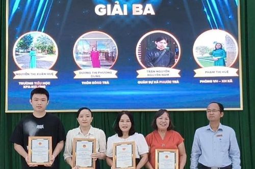 Xã Phước Trà trao giải cuộc thi trực tuyến 'Tìm hiểu về cải cách hành chính và chuyển đổi số'