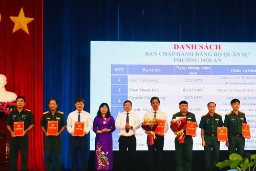 Phường Hội An trao Huy hiệu Đảng, công bố thành lập Đảng bộ Quân sự phường