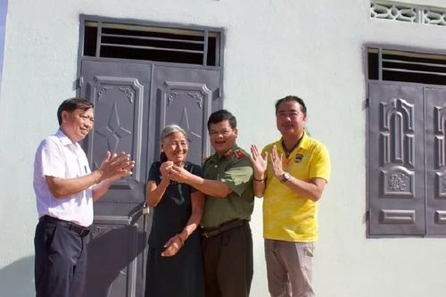 Bàn giao 2 căn nhà tình nghĩa cho gia đình người có công xã Chư A Thai