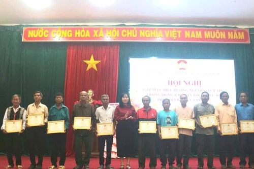 Xã Kbang khen thưởng 15 người có uy tín trong đồng bào dân tộc thiểu số