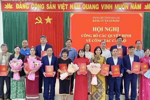 Lơ Pang công bố quyết định thành lập 7 chi bộ và trao huy hiệu Đảng cho 4 đảng viên
