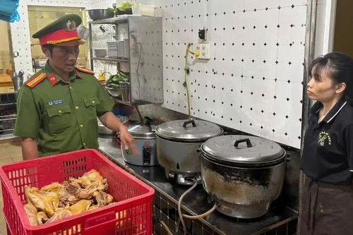 Công an phường Pleiku kiểm tra gần 80 cơ sở kinh doanh thực phẩm