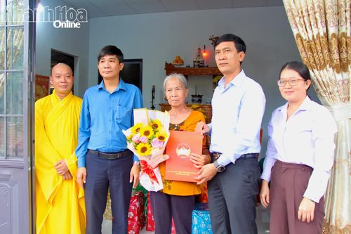 Phường Đô Vinh bàn giao nhà Đại đoàn kết cho hộ gia đình khó khăn