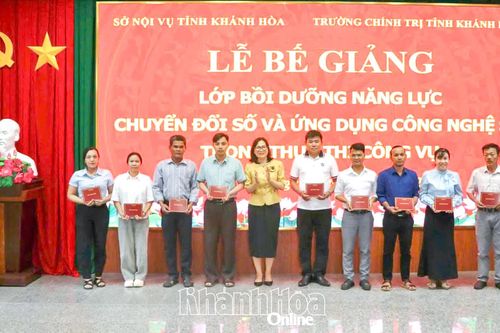Bế giảng lớp bồi dưỡng về chuyển đổi số, công nghệ số cho cán bộ, công chức