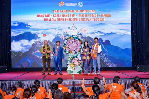 Fansipan thu hút đông đảo du khách chinh phục bằng đường bộ
