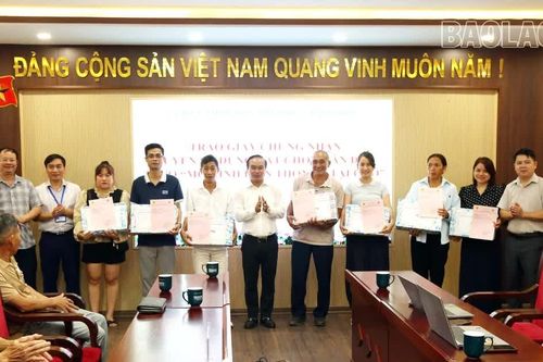 Phường Cam Đường trao 7 giấy chứng nhận quyền sử dụng đất cho các hộ dân theo “Mô hình liên thông 5 tại chỗ”