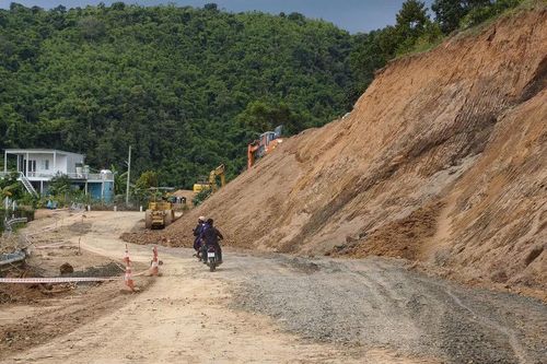 Lâm Đồng cấm đường qua điểm sụt lún trên Quốc lộ 28