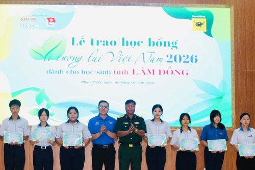 Trao 40 suất học bổng 'Vì tương lai Việt Nam' cho học sinh vượt khó, học tốt tỉnh Lâm Đồng