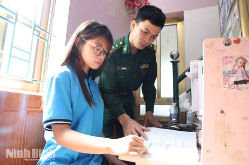 Những "điểm tựa yêu thương" mang quân hàm xanh
