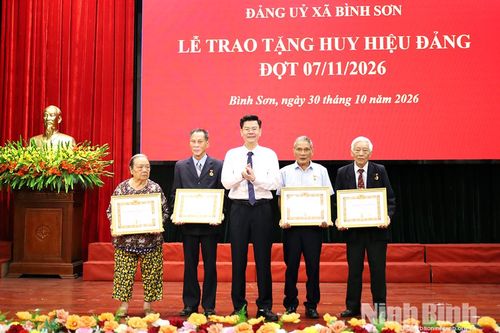 Đảng ủy các xã Bình Sơn, Tân Thanh tổ chức Lễ trao tặng Huy hiệu Đảng đợt 7/11/2026