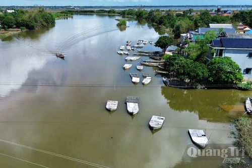 'Gửi tiền'... dưới sông!