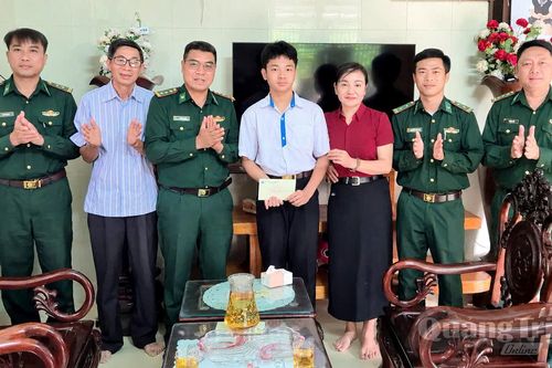 Bộ đội Biên phòng tỉnh: Thăm hỏi, tặng quà con em gia đình liệt sĩ