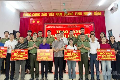 Trao 300 triệu đồng hỗ trợ xây dựng Nhà đại đoàn kết cho các hộ nghèo xã Kiến Thiết