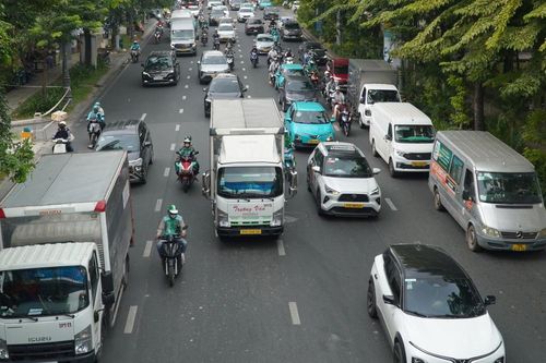 Tài xế còn lúng túng ngày đầu tổ chức lại giao thông quanh sân bay Tân Sơn Nhất