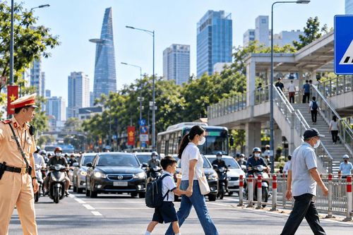 TP. Hồ Chí Minh: Cảnh báo nguy cơ tai nạn từ việc đi bộ qua đường sai quy định