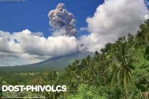 Núi lửa Philippines phun trào, cột tro bụi cao khoảng 3 km