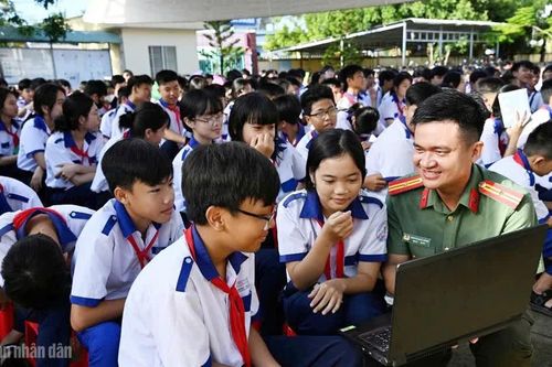 Lan tỏa chiến dịch 'Không một mình' đến người trẻ