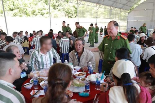Những cuộc đoàn viên tiếp thêm hy vọng hoàn lương