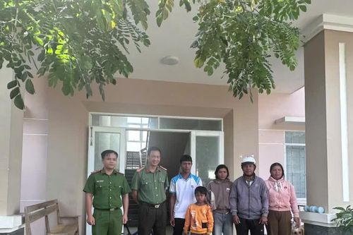 Bé trai 7 tuổi đi lạc gần 30km được Công an xã hỗ trợ kịp thời