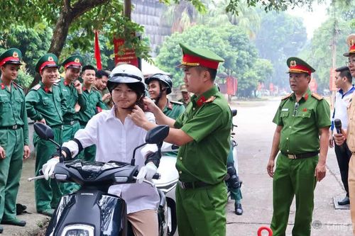 Công an Hà Nội bồi dưỡng kỹ năng lái xe an toàn cho hàng trăm người dân