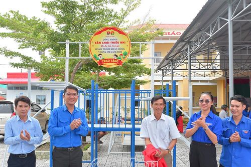 Tỉnh đoàn Cà Mau bàn giao sân chơi thiếu nhi