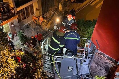 Giải cứu người đàn ông 63 tuổi bị điện giật, rơi xuống mái tôn nhà bên cạnh