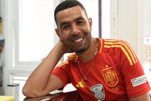 Bố Lamine Yamal gây hoang mang: Tung ảnh với Chủ tịch Barca kèm lời cầu cứu khẩn cấp