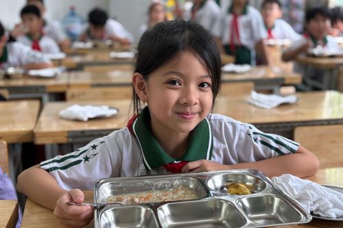 Nấu hơn 1.300 suất ăn mỗi ngày, trường học kiểm soát từng khâu ra sao?