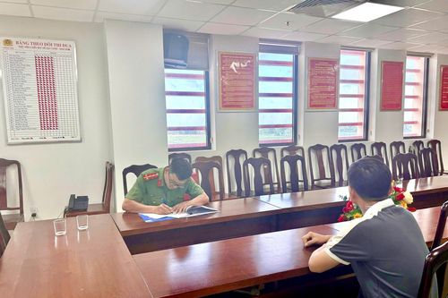 Xử phạt người bịa chuyện 2 thanh niên cố thủ trên nóc nhà ở Huế