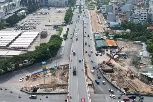 Phân luồng giao thông đường Cổ Linh phục vụ thi công đường trên cao