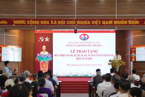 Phường Phú Thượng trao tặng Huy hiệu Đảng cho 220 đảng viên