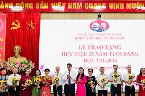 Phường Phương Liệt trao Huy hiệu 35 năm tuổi Đảng cho 594 đảng viên