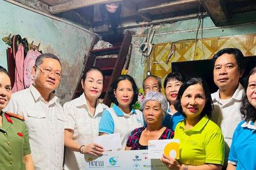 Trao quà cho hội viên phụ nữ khó khăn tại phường Văn Miếu - Quốc Tử Giám