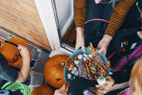 Vì sao nhiều người đi xin kẹo vào dịp Halloween? Nguồn gốc ấm áp đến bất ngờ