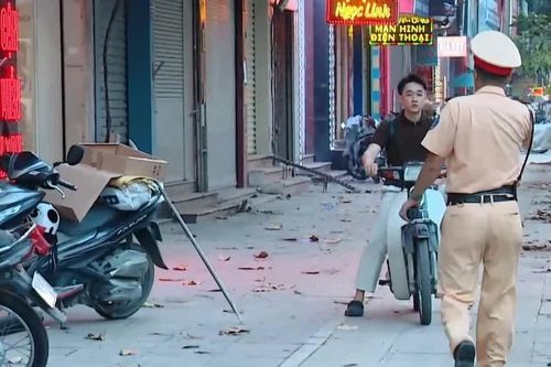 Hà Nội tăng cường xử lý xe máy đi trên vỉa hè