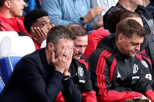 Phản ứng bất lực của Carrick khi MU thua muối mặt trước Chelsea