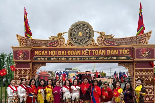 Phó Chủ tịch – Tổng Thư ký Hà Thị Nga dự Ngày hội đại đoàn kết toàn dân tộc tại Cộng hòa Séc