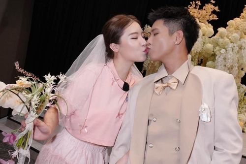 Lê Khanh bật khóc bên 'chú rể' Quân A.P