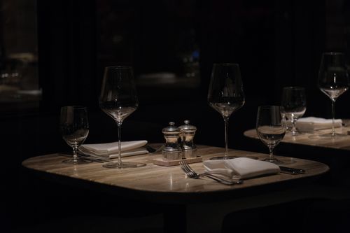 Sự thật về ánh sáng mờ mịt trong nhà hàng