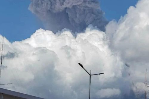 Núi lửa Mayon ở Philippines phun trào, nâng mức cảnh báo lên cấp 3