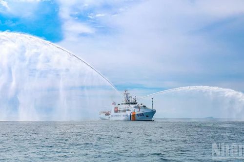 [Ảnh] Rèn luyện ý chí, nâng cao năng lực ứng phó mọi tình huống trên biển bảo vệ Tổ quốc