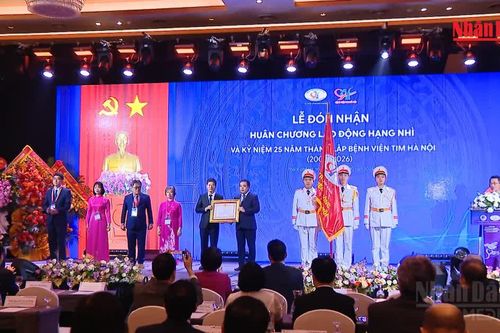 [Video] Bệnh viện Tim Hà Nội đón nhận Huân chương Lao động hạng Nhì