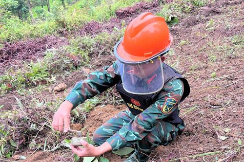 Dò gỡ mìn giữa rừng biên giới